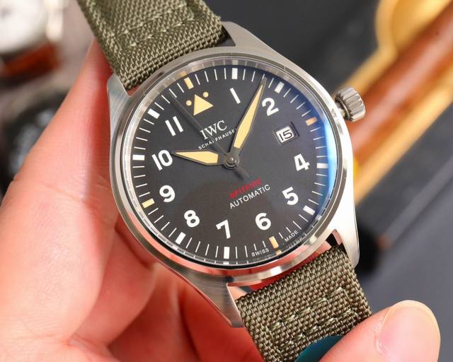 Aof 全面升级 V7 版 马克 飞行员Pilot‘S Watches全系列 1利用最新的精密Ai电喷技术， 终于试验出少量的零色差的万国色值 2全场唯一去除紫