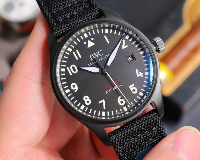 Aof 全面升级 V7 版 马克 飞行员Pilot‘S Watches全系列 1利用最新的精密Ai电喷技术， 终于试验出少量的零色差的万国色值 2全场唯一去除紫