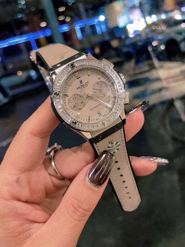 Hublot恒宝-宇舶38Mm计时女表，就是要颠覆一切规则！宇舶勇敢表达爱意的时刻！Hublot 为您准备好了爱的表白礼物！为您爱的人献上一份满满的爱意与惊喜！