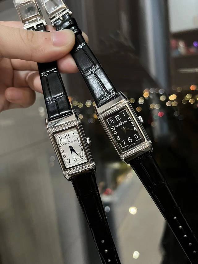 白 .金+20.钻+30.钢带+30。积家 Jaeger-Lecoultre Reverso One Duetto 双面翻转系列腕表，正面配备太阳放射状玑镂饰纹