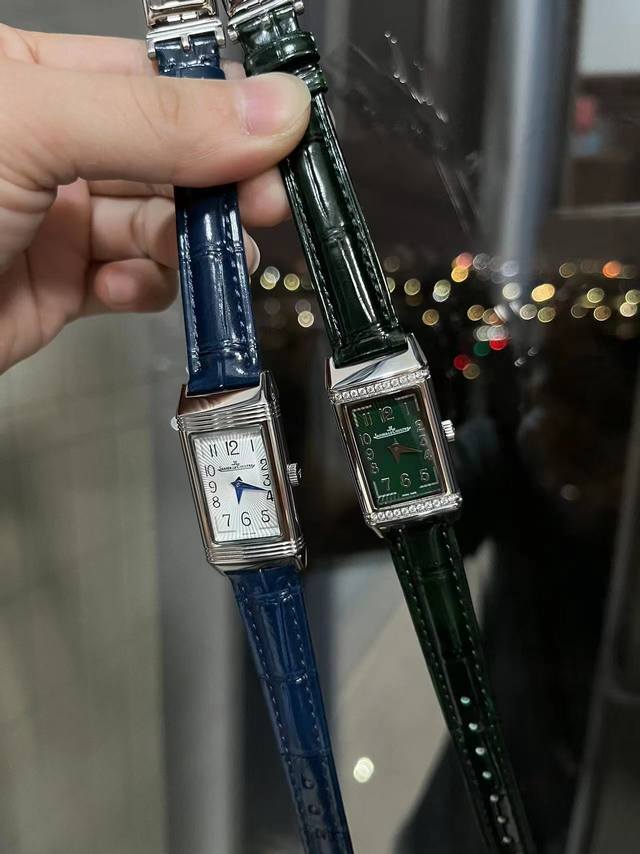 白 .金+20.钻+30.钢带+30。积家 Jaeger-Lecoultre Reverso One Duetto 双面翻转系列腕表，正面配备太阳放射状玑镂饰纹