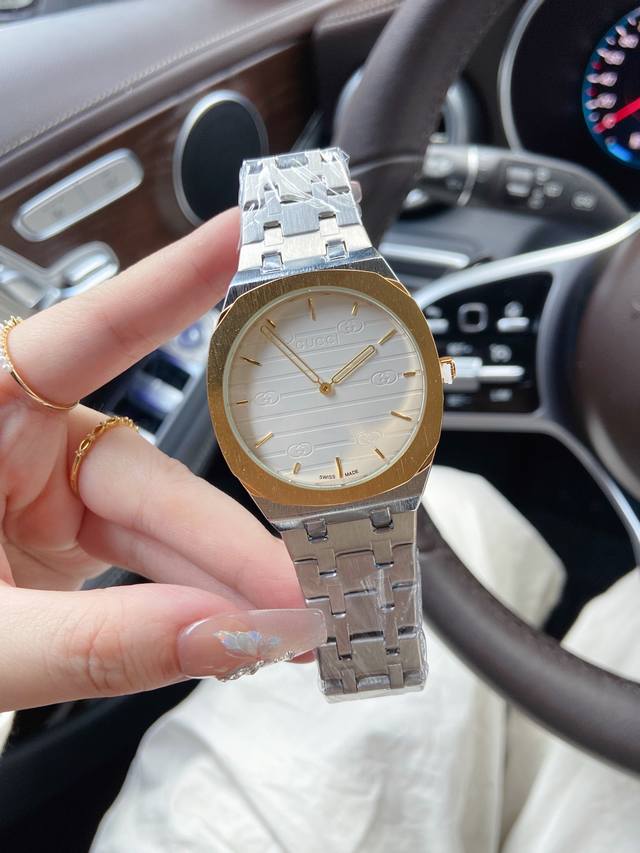 Gucci 古驰25H系列腕表 原版同步.尺寸38Mm30Mm， 流线型设计灵感源自当代建筑的流畅造型，采用轻薄多层表壳和五链节精钢表链，搭配品牌字母交织图案标