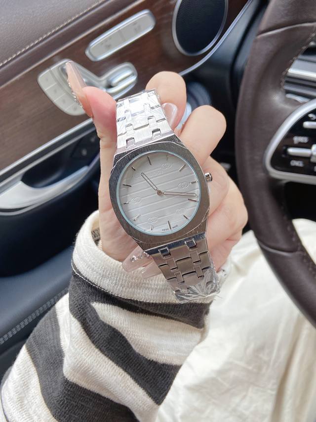 Gucci 古驰25H系列腕表 原版同步.尺寸38Mm30Mm， 流线型设计灵感源自当代建筑的流畅造型，采用轻薄多层表壳和五链节精钢表链，搭配品牌字母交织图案标