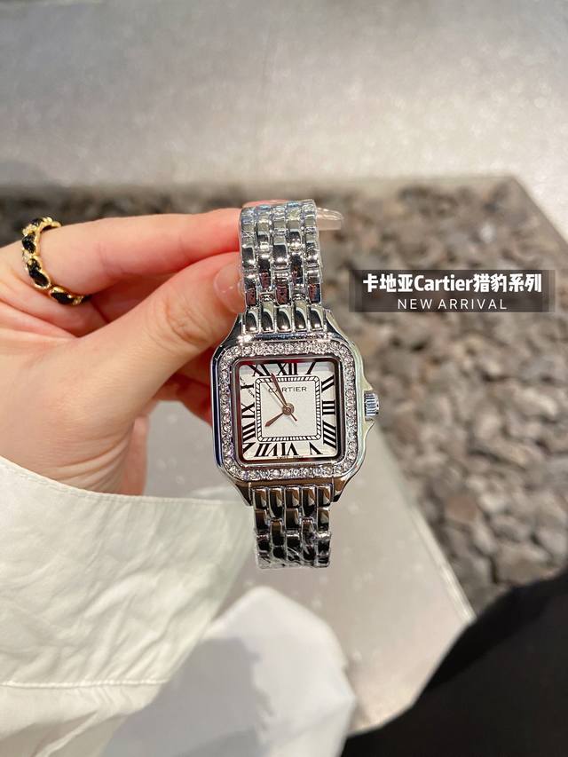 卡地亚 Cartier 猎豹手表，新款 无刻度面 华丽而不羁，是PanthèRe De Cartier猎豹所传达的美学风格。它线条流畅，魅惑动人，柔软服帖于腕间