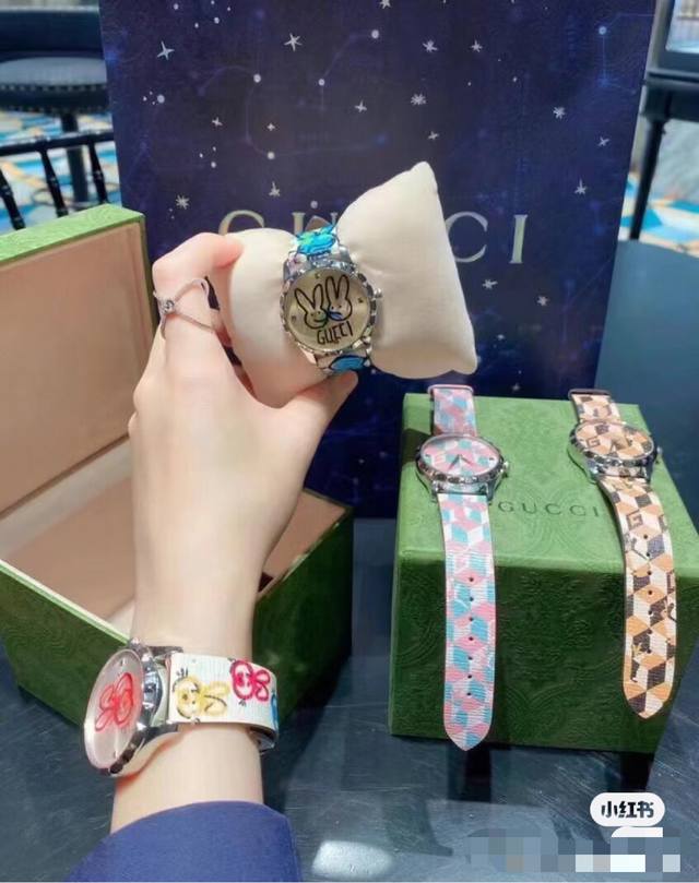 古驰Gucci兔兔来了 Gucci G- Timeless 系列W碗表，为了庆祝兔年，品牌推出色彩靓丽的全新设计腕表，表盘直径为38 Mm，精钢表壳，玻璃上饰有