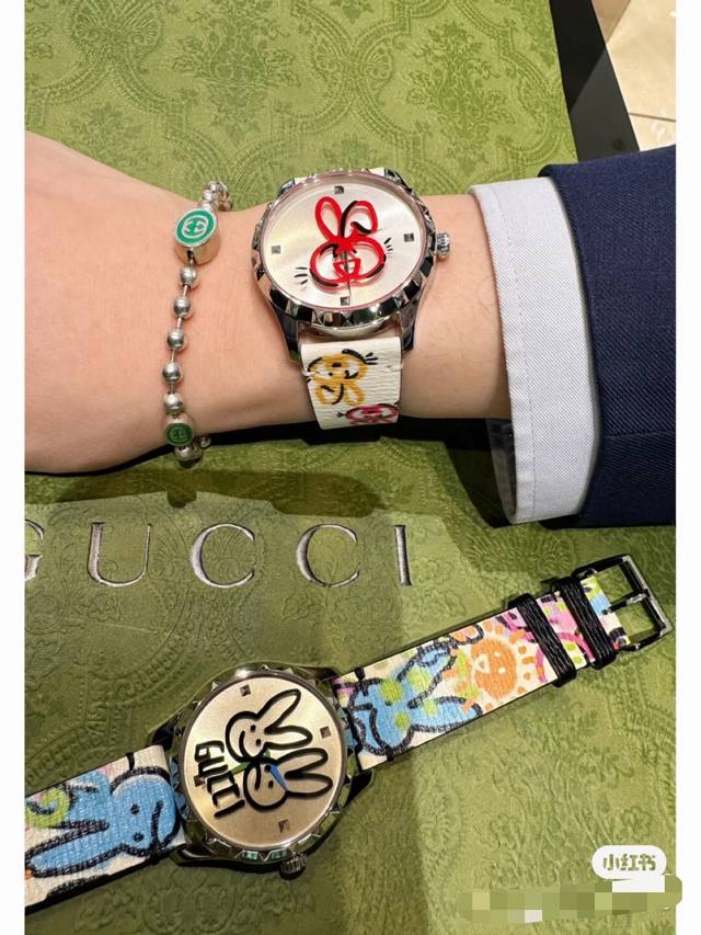 古驰Gucci兔兔来了 Gucci G- Timeless 系列W碗表，为了庆祝兔年，品牌推出色彩靓丽的全新设计腕表，表盘直径为38 Mm，精钢表壳，玻璃上饰有