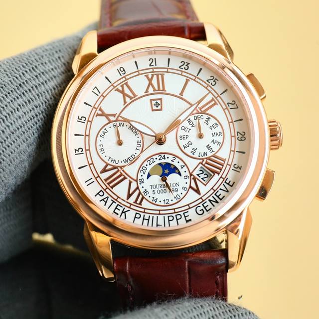 白 金 百达翡丽Patek Philippe惊艳登场，42毫米的表径适配大众男性手寸，非常商务可亦休闲。视觉冲击力强，令人过目不忘，实物质感更加优美。 1搭配进