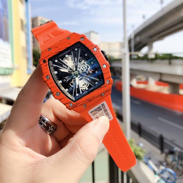 经典高端 理查德米勒 Richardmille Rm11，尺寸：40X50X16Mm 蓝光镜面 独特镂空表盘 夜光表盘指针 橡胶表带，循规蹈矩？低调一成不变？这