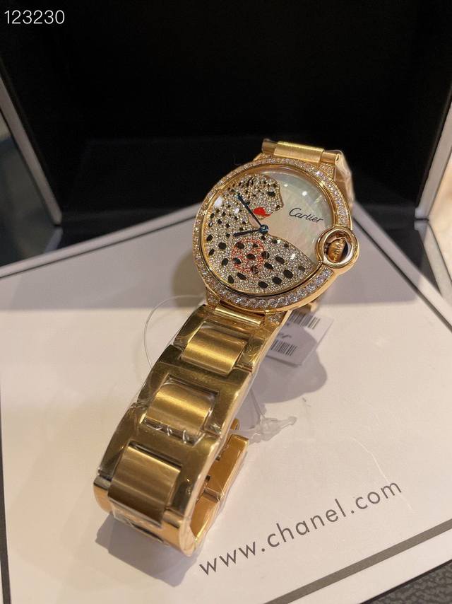 金 Ballon Bleu De Cartier卡地亚蓝气球腕表奢华系列，百搭尺寸36Mm，简约又别具品味，摒弃了现代盛行的繁复华丽的修饰，以简约重新诠释唯美，