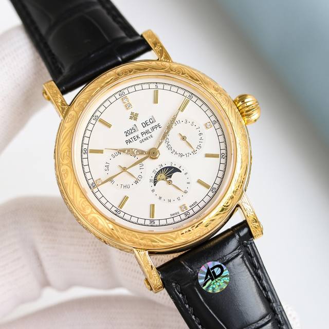 白 -金 百达翡丽Patek Philippe惊艳登场，42毫米的表径适配大众男性手寸，非常商务可亦休闲。整表表壳手工雕刻花纹，视觉冲击力强，令人过目不忘，实物