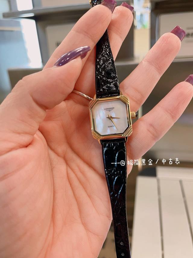 宝藏单品# 中古表-Longines，无字天书极简黑金！心心念念的黑金浪琴小优雅谁戴谁美！方盘四边花边黑金皮带表万人求，还是那么大气有味道，不同的是这次这只通体