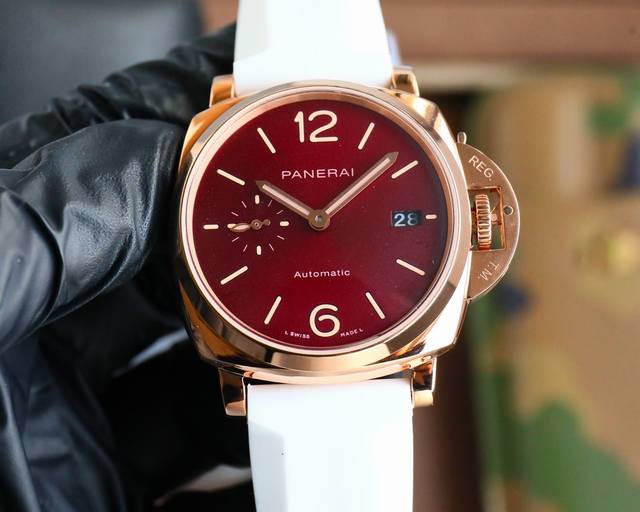 白壳 玫壳 7V7厂迪丽热巴同款超薄小尺寸 沛纳海-Panerai Luminor Due系列 机芯采用海欧自动机械机芯 表径:42Mm 整个壳身厚度得以降低近