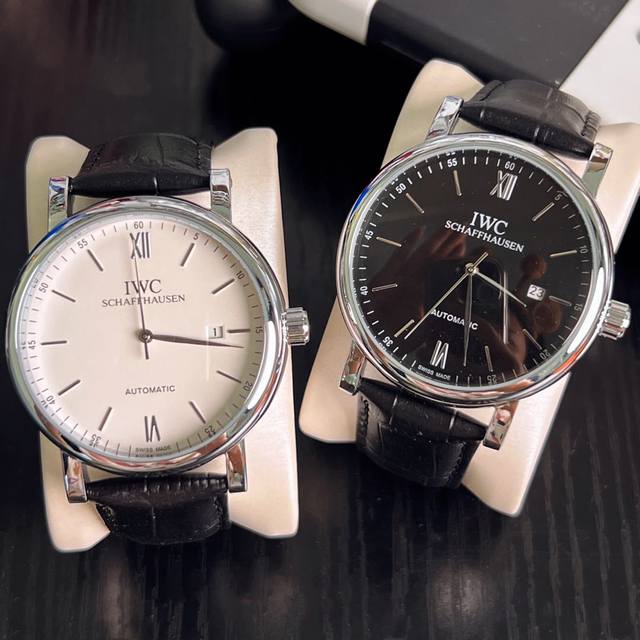 Iwc 万国 铂涛菲诺系列大三针男士机械腕表，真皮表带，表盘40Mm，银色表盘，圆形表盘，针扣设计表扣，罗马数字表盘，功能，日期显示。