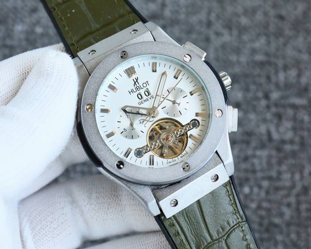 恒宝-宇舶-Hublot 热类卖型：男腕士表 精品 表带：进口天硅层皮然胶表带 耐用 机芯：进口大飞轮五针多功能全自动机械机芯 精准 材料：矿物质强超镜面 耐磨