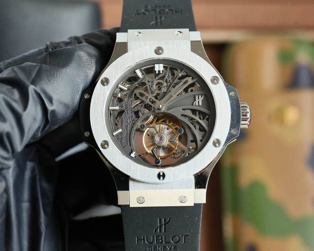 恒宝Hublot.终极升级版 升级如下：升级使用原装壳套起模壳身，搭配升级版真陀飞轮心脏，加强防震，解决了市场普通版本“缝合度不高有缝隙、机芯返修率高”的问题，