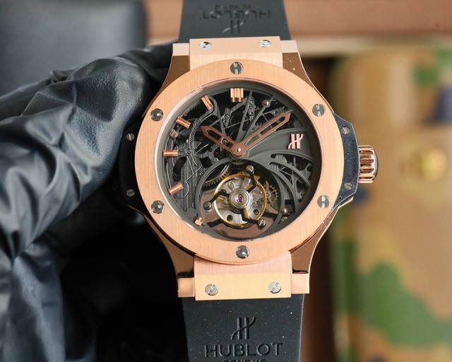 恒宝Hublot.终极升级版 升级如下：升级使用原装壳套起模壳身，搭配升级版真陀飞轮心脏，加强防震，解决了市场普通版本“缝合度不高有缝隙、机芯返修率高”的问题，