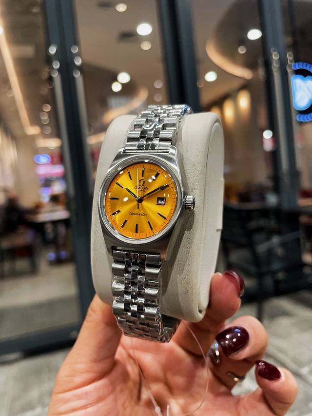 绝版！搞的就是艺术！秋冬季多巴胺 Vintage ~ Omega 太艳！太绝！越看越顺眼！梦中情表没错了！那种复古的时尚感，像老电影一般越看越有味道，这次总共5