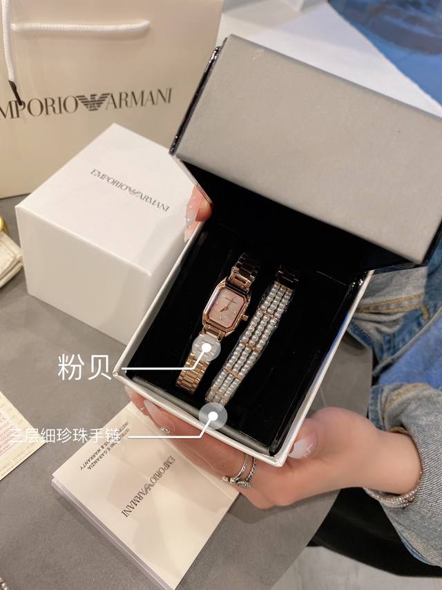 阿玛尼 Armani Ar11323 复古摩登系列风格腕表。甄选精致渐变天然珍珠贝母表盘、折射光彩，优雅质感由内而发、流光溢彩。简约双针设计，搭配水钻刻度、简洁