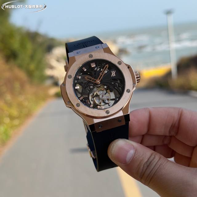 恒宝Hublot.V4升级版 升级如下：升级使用原装壳套起模壳身，侧耳不再使用塑料，搭配升级版真陀飞轮心脏，加强防震，解决了市场普通版本“缝合度不高有缝隙、机芯