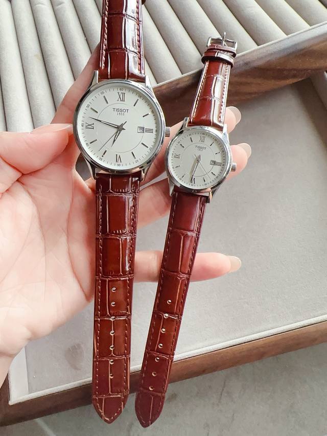 白 金 天梭Tissot 全新卡森臻我系列情侣对表隆重登场寓意每时每刻做真实的自己。每一种身份，皆是兴之所至。每一年真我，都独具魅力。佩戴卡森臻我系列腕表，传递