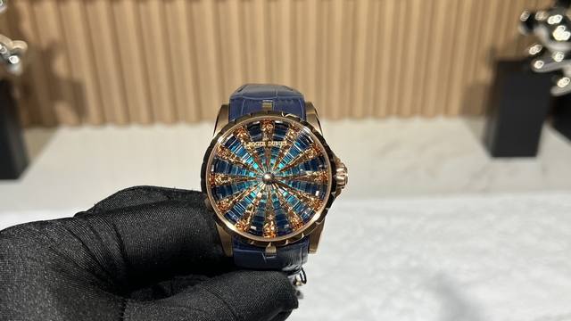 罗杰杜彼Roger Dubuis Excalibur 王者系列 系列腕表 圆桌骑士 表壳 腕表尺寸45Mmx15.7Mm。突破市场之前所有版本，修正不足之处，精