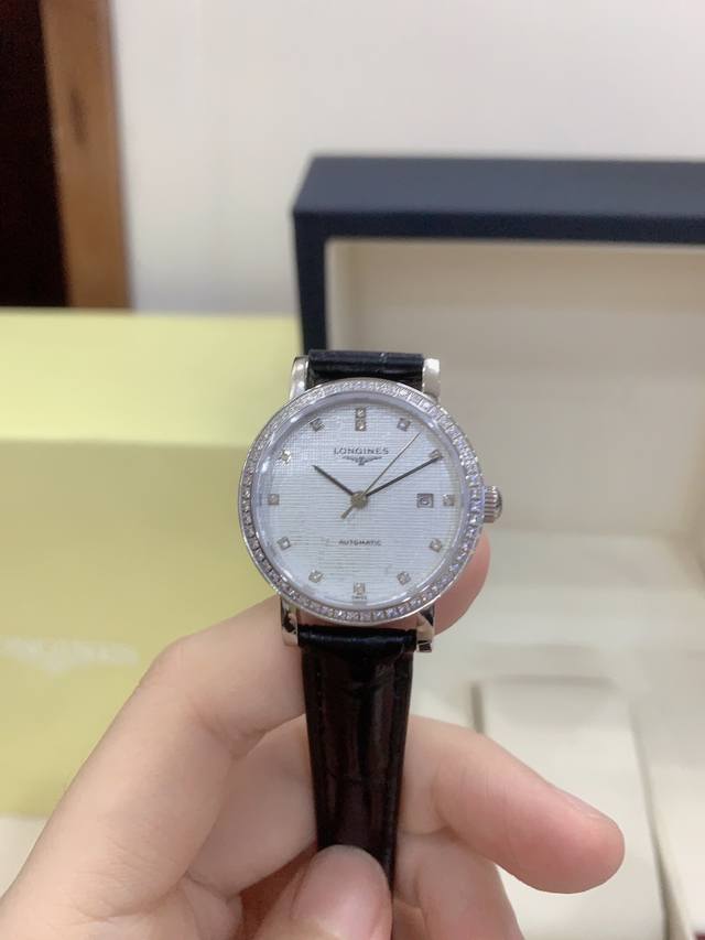 浪琴博雅系列：钻石女表。浪琴博雅系列 Longines Elegant Collection 腕表是经典设计和流利线条的完美化身，彰显着浪琴表的典型特质。搭载自