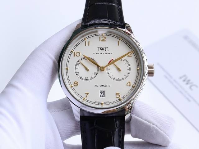 万国-Iwc 萄七 匠心制作 强烈推荐 隆重登场。简约商务的设计之下，蕴含一丝浓郁的复古情怀 机芯 搭载全自动进口机械， 走时精准，动力储备强劲 表壳 腕表尺寸