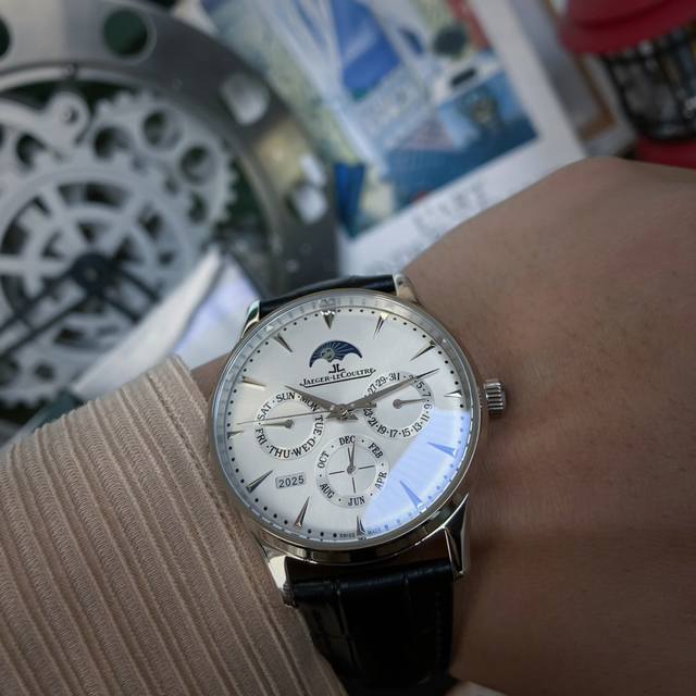 白 金 积家万年历来袭！！！Jaeger Lecoultre Master Ultra Thin Moon积家超薄多功能月相大师系列腕表,秉持了积家的一贯传统，