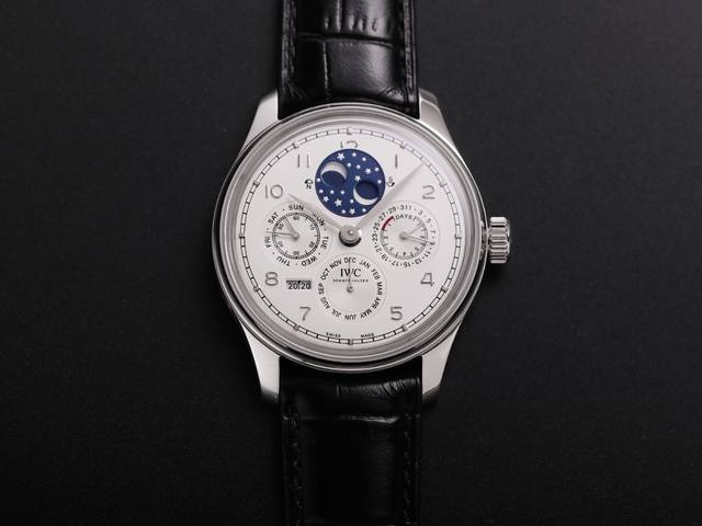 V9 Iwc 万国 葡萄牙系列 D05 真万年历，复刻界第一支万年历万国，采用进口大精工作为基础机芯升级为52610机芯副本，不但实现了万年历大部分功能而且走时