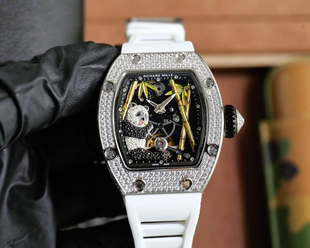 理查德米勒 Richardmille 全新推出国宝猫熊圖案的Rm 26-01，為Rm系列珠寶時計又添一款新品。猫熊是全世界知名的一種動物，因外形友善可愛而廣受人