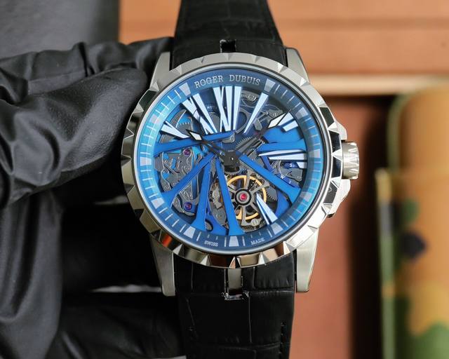 罗杰 杜彼 Roger Dubuis 豪爵 Excalibur 王者系列 自动上链机芯，表壳：46毫米 , Sapphire Crystal Carbon 钛合