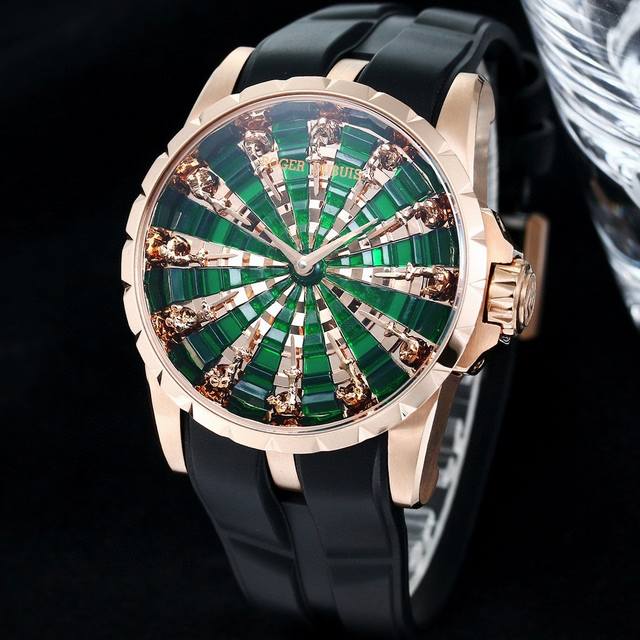 罗杰杜彼 Roger Dubuis Excalibur 王者系列 系列腕表 圆桌骑士 表壳 腕表尺寸45Mmx15.7Mm。突破市场之前所有版本，修正不足之处，