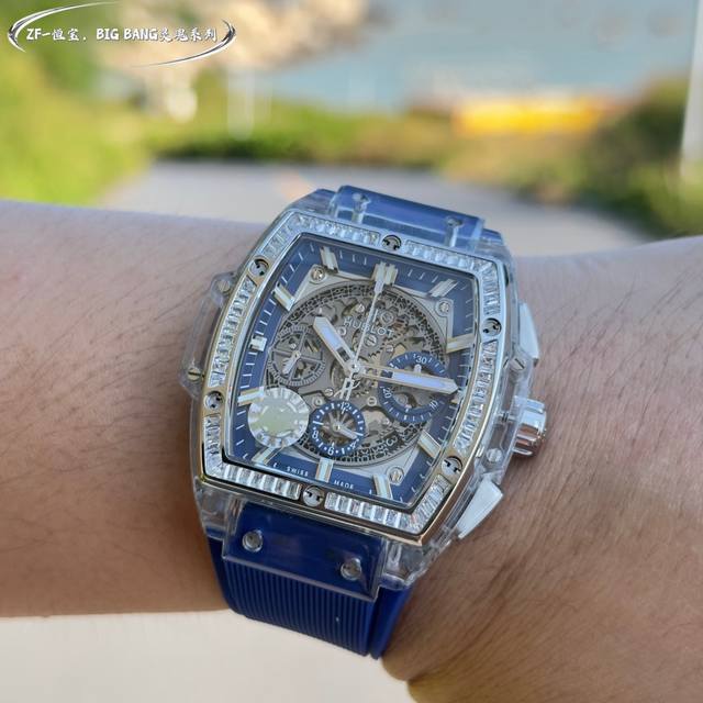 恒宝Hublot 宇舶表年度最佳复刻作品 宇舶Big Bang灵魂系列641.Jx.0120.Rt“全透明腕表” 精彩细节 1.还原正品表盘后龙飞凤舞的镂空布局