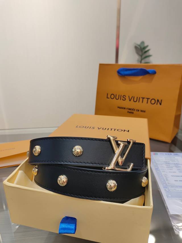 特 Louis Vuitton 路易威登：宽度3.0Cm，经典原单品质，经典平纹皮五金搭配平纹底，原单精品挂扣，精工制作，细节看图，实物拍摄，高端奢华。