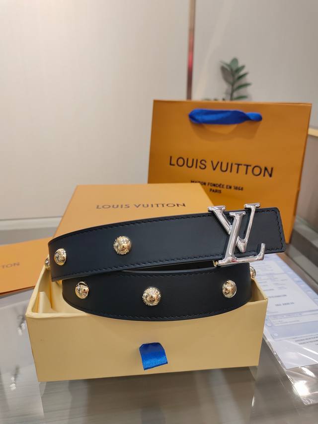 特 Louis Vuitton 路易威登：宽度3.0Cm，经典原单品质，经典平纹皮五金搭配平纹底，原单精品挂扣，精工制作，细节看图，实物拍摄，高端奢华。