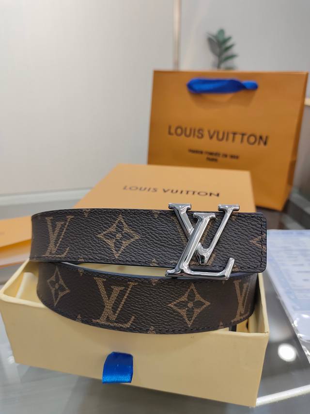 特 Louis Vuitton 路易威登：宽度3.0Cm，经典原单品质，经典印花搭配原版荔枝纹底，原单精品挂扣，雙面都可以戴，精工制作，细节看图，实物拍摄，高端