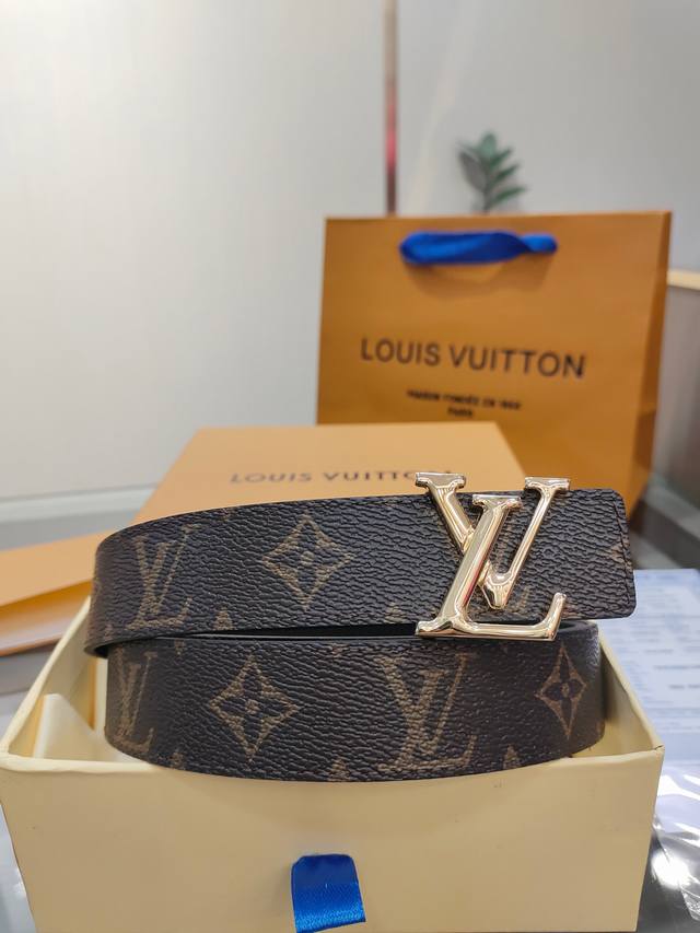 特 Louis Vuitton 路易威登：宽度3.0Cm，经典原单品质，经典印花搭配原版荔枝纹底，原单精品挂扣，雙面都可以戴，精工制作，细节看图，实物拍摄，高端