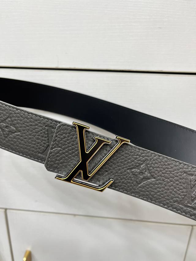 特 Lv Shadow 40Mm Reversible Belt是一种引人注目的风格，可以以两种不同的方式穿着。皮革外表面采用银色调五金件提升，融合了Lv In