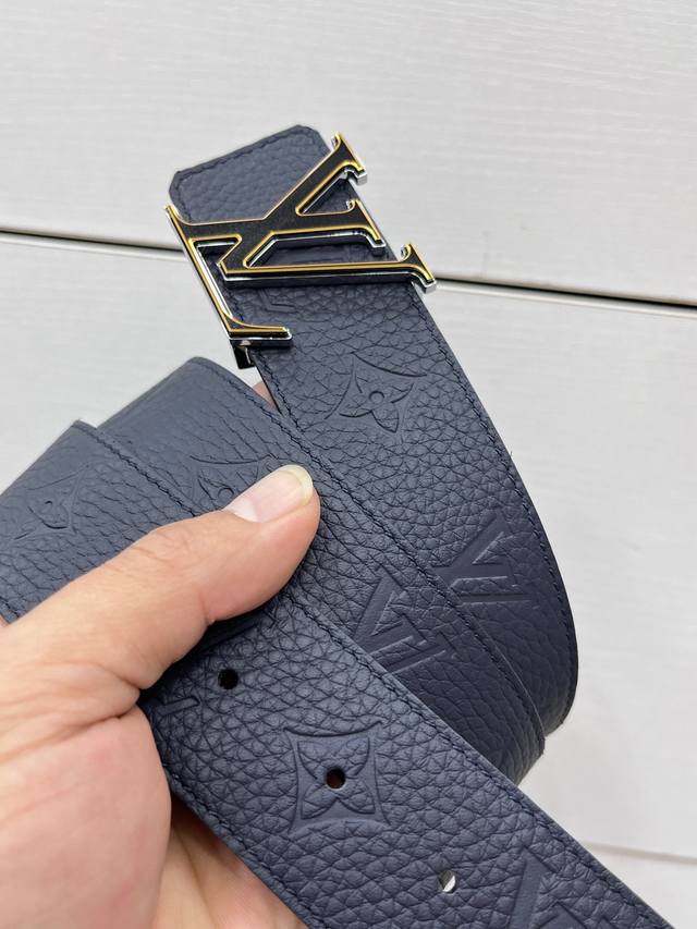 特 Lv Shadow 40Mm Reversible Belt是一种引人注目的风格，可以以两种不同的方式穿着。皮革外表面采用银色调五金件提升，融合了Lv In