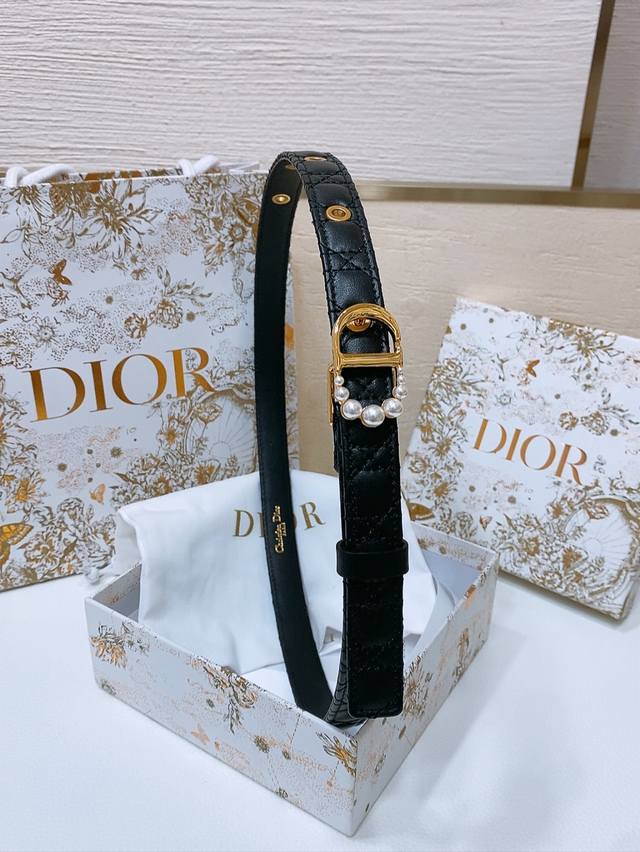 特 Dior Montaigne Jolie Belt 光滑小牛皮和白色树脂珍珠 饰有*Christian Dior*标志 羊皮菱格腰带2.0Cm