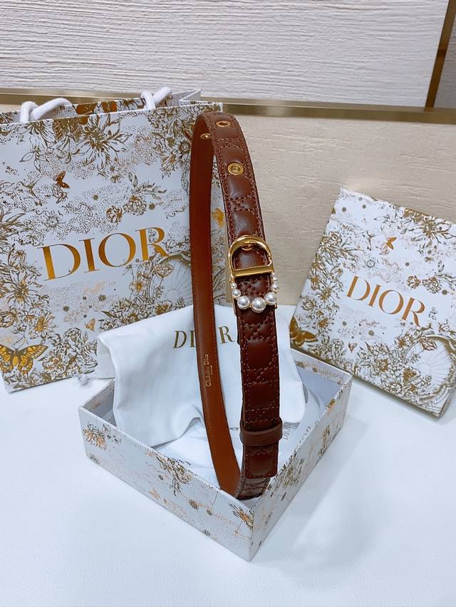 特 Dior Montaigne Jolie Belt 光滑小牛皮和白色树脂珍珠 饰有*Christian Dior*标志 羊皮菱格腰带2.0Cm