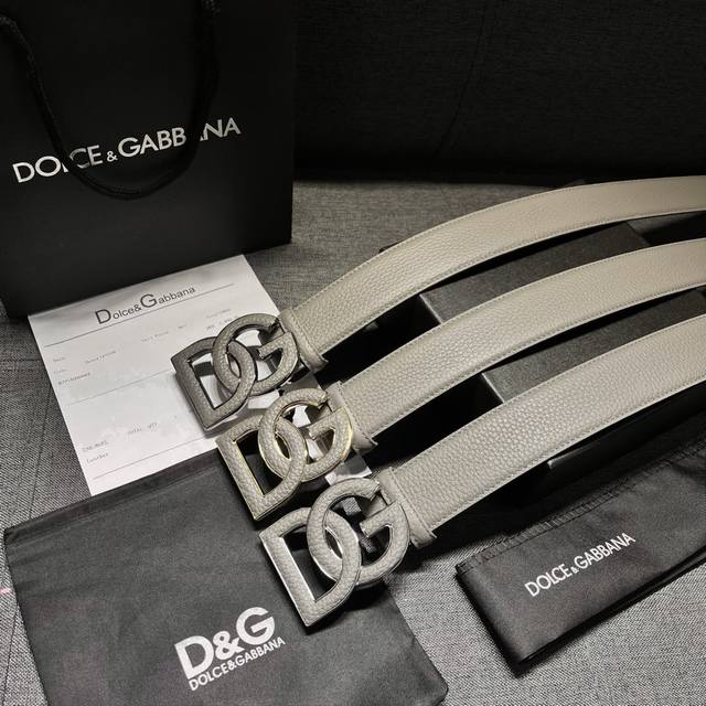 特 Dolce&Gabbana 新款 凭借其低调的线条，这款新腰带完全采用鹿皮印花小牛皮制成，并配有Dg标志扣 4.0Cm