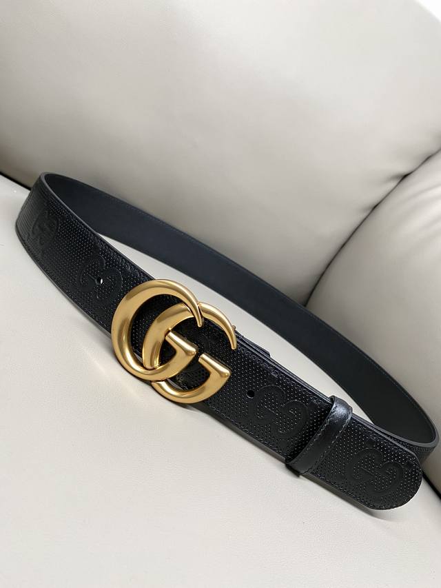 特 Gucci 古琦 4.0寬Marmont系列印花压纹皮革腰带 Guccio Gucci字母交织图案巧妙融入纹理和材质变化，以印花压纹形式点缀在这款腰带的黑色