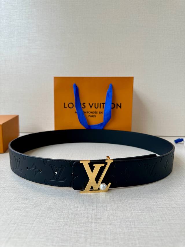 特 4.0宽 Lv Initiales Pearls 双面皮革腰带以 Monogram 压纹和光滑质感演绎两式风尚，道出简约即是优雅的美学理念。Lv Initi