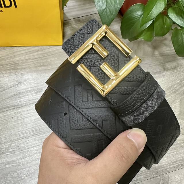 特 Fendi 芬迪 专柜同款 宽4.0Cm 双环正反用腰带 Ff按钉搭扣 黑色Cuoio Romano皮革材质 反面面料带有烟草黄和黑色Ff图案 四方金属饰面