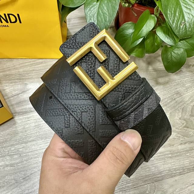 特 Fendi 芬迪 专柜同款 宽4.0Cm 双环正反用腰带 Ff按钉搭扣 黑色Cuoio Romano皮革材质 反面面料带有烟草黄和黑色Ff图案 四方金属饰面 - 点击图像关闭