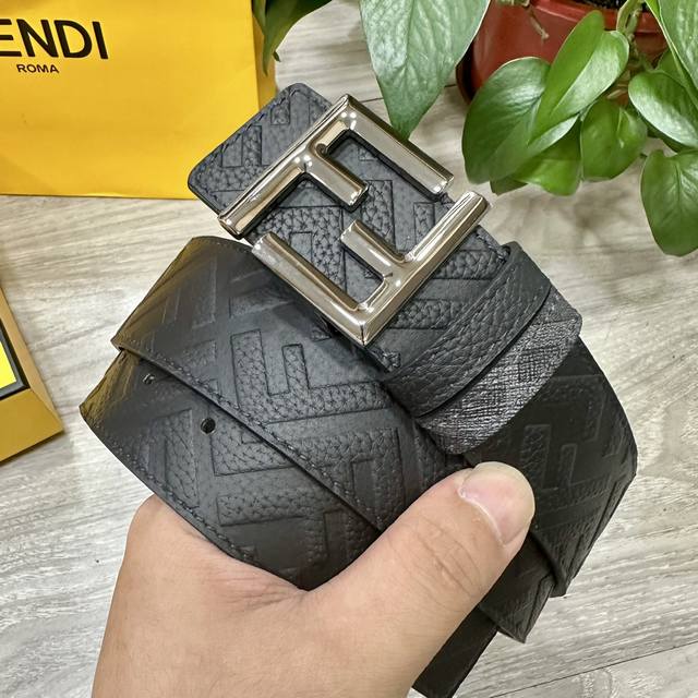 特 Fendi 芬迪 专柜同款 宽4.0Cm 双环正反用腰带 Ff按钉搭扣 黑色Cuoio Romano皮革材质 反面面料带有烟草黄和黑色Ff图案 四方金属饰面