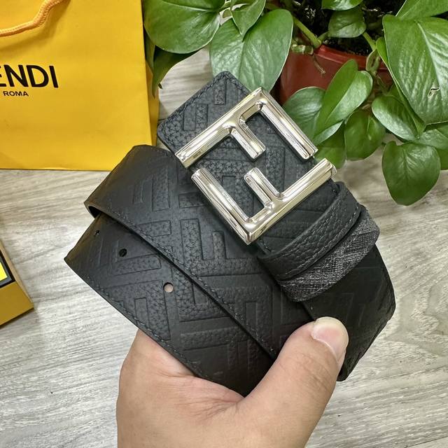 特 Fendi 芬迪 专柜同款 宽4.0Cm 双环正反用腰带 Ff按钉搭扣 黑色Cuoio Romano皮革材质 反面面料带有烟草黄和黑色Ff图案 四方金属饰面