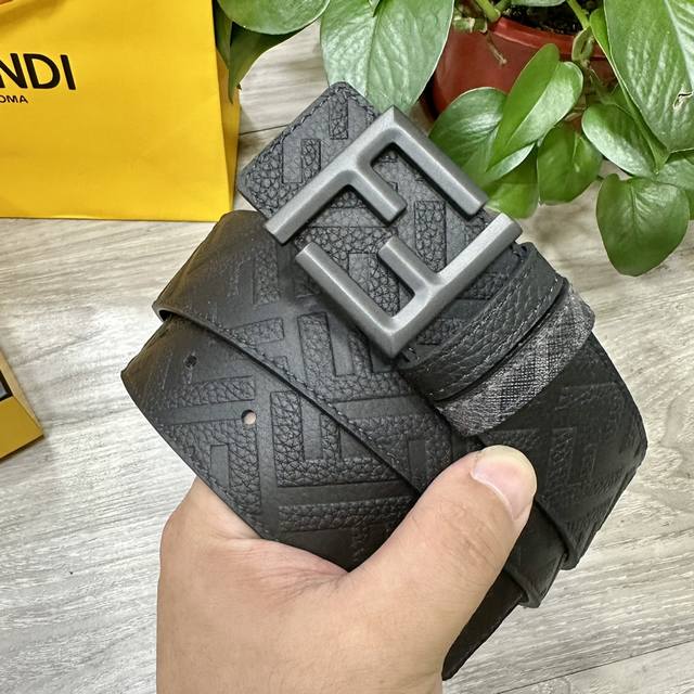 特 Fendi 芬迪 专柜同款 宽4.0Cm 双环正反用腰带 Ff按钉搭扣 黑色Cuoio Romano皮革材质 反面面料带有烟草黄和黑色Ff图案 四方金属饰面