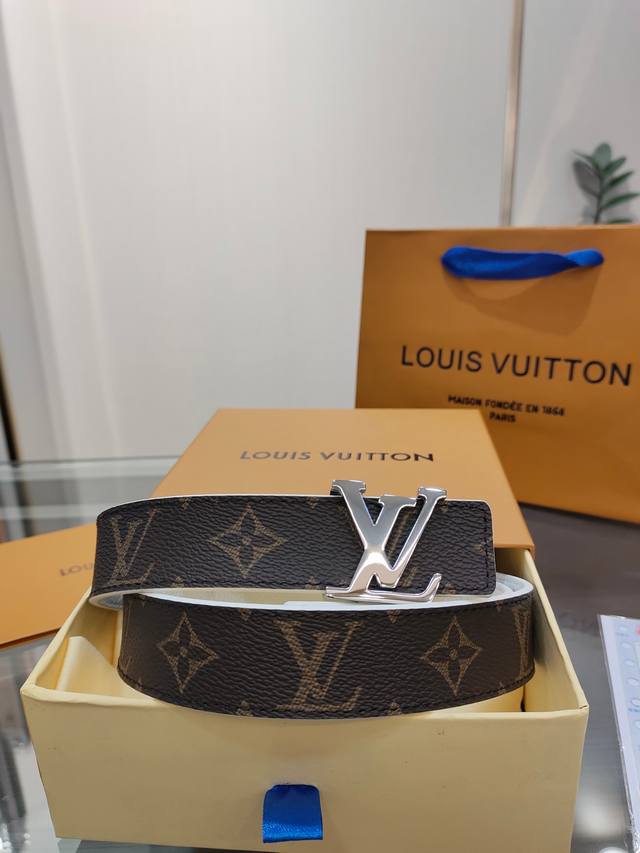 特 Louis Vuitton 路易威登：宽度3.0Cm，经典原单品质，经典印花搭配原版荔枝纹底，原单精品挂扣，雙面都可以戴，精工制作，细节看图，实物拍摄，高端